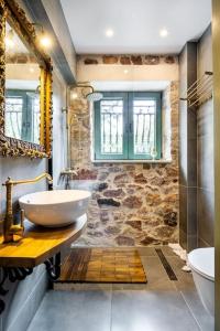 雅典Queen's stone legend, royal living by Acropolis的一间带水槽和镜子的浴室