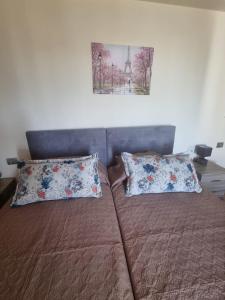 马斯蒂查里Valentina's Luxe Apartment的床上有2个枕头