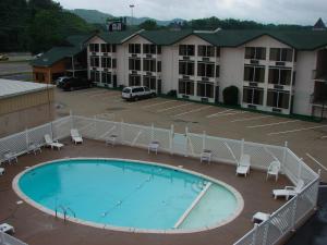 鸽子谷格林瓦利汽车旅馆的酒店停车场内的大型游泳池
