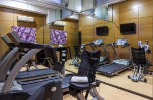 塞维利亚Porcel Torneo的健身房设有跑步机和健身器材