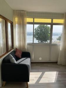 库列雷多Vibes Coruña-Paz 16的带沙发和大窗户的客厅