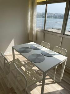 库列雷多Vibes Coruña-Paz 16的桌椅、桌子和窗户