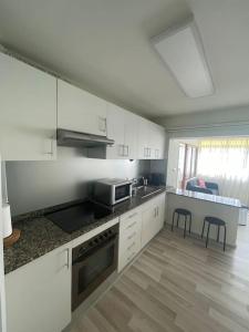 库列雷多Vibes Coruña-Paz 16的厨房配有白色橱柜和台面