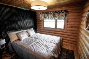 科林基拉Kolin Vernetti 1的小木屋内一间卧室,配有一张床
