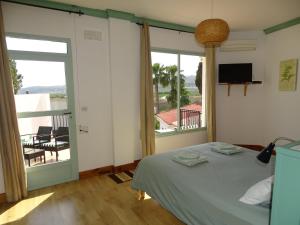 TormosCasa Alestelou的一间卧室设有一张床和一个阳台