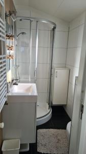 勒特朗舍芒Cassandria Bad - luxe Glamping的带淋浴、盥洗盆和卫生间的浴室