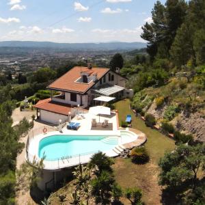 特尔尼Villa Monica, barbecue, spa, piscina的享有带游泳池的房屋的空中景致