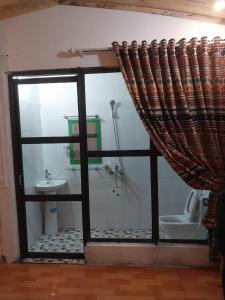 河江Homestay Hoàng Vũ的带淋浴和卫生间的浴室以及窗户。
