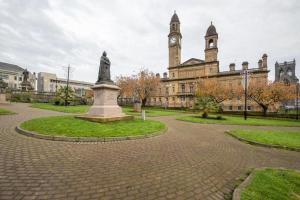佩斯利Paisley Pad: Glasgow Gateway的钟楼前的雕像