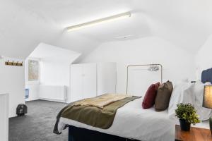 拉夫堡Lovely Central Loughborough Abode - Games Room的卧室配有一张带白色墙壁的大床