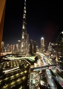 迪拜Deluxe Studio Address Dubai Mall "The Residence"的城市夜间交通景观