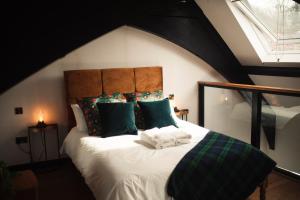 爱丁堡Slateford House 1770 by The House of Danu的一间卧室配有一张带绿色枕头的大床