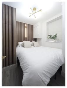 BroomfieldSoulFul Stays Chelmsford的白色卧室配有一张白色的大床