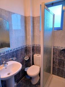格勒姆Eleart的浴室配有卫生间、盥洗盆和淋浴。