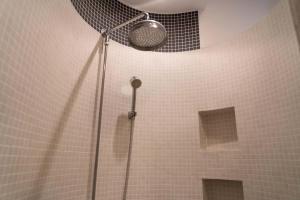 弗利辛恩Het Kasteeltje的浴室内配有淋浴和头顶淋浴