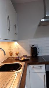 BroomfieldSoulFul Stays Chelmsford的厨房配有水槽和台面
