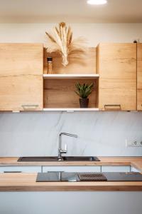 圣沃尔夫冈Hoamhaus的一个带木制橱柜和水槽的厨房