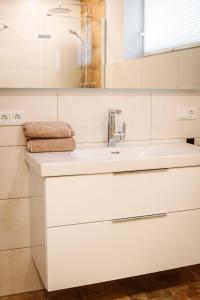 圣沃尔夫冈Hoamhaus的白色的浴室设有水槽和镜子