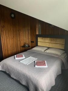 白采尔科维Rikabar Restaurant & nature的一间卧室配有一张带两个枕头的床