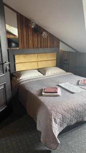 白采尔科维Rikabar Restaurant & nature的一间卧室配有一张床,其中配有键盘