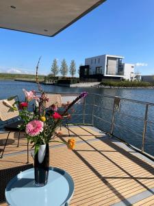 坎珀兰Houseboat Kamperland的甲板上花瓶