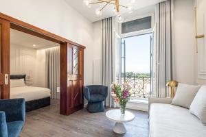 科孚镇贝拉维尼萨酒店的带沙发和床的客厅以及窗户。