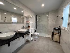 大加那利岛拉斯帕尔马斯HJS Guest House - The majestic Loft的一间带两个盥洗盆、淋浴和卫生间的浴室