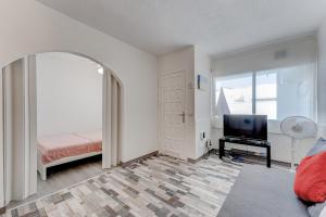 德尔锡伦西奥海岸Cozy apartment in Costa del Silencio的一间卧室配有一张床和一台平面电视