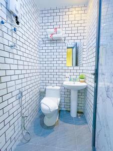 吉隆坡Astar Hotel Bukit Bintang的白色的浴室设有卫生间和水槽。