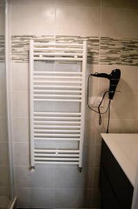 库尔瑟勒·苏尔·梅尔La Mer Veille, maison neuve avec jardin的浴室设有淋浴,墙上配有电话