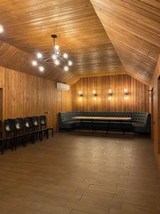 白采尔科维Rikabar Restaurant & nature的大房间,配有长椅和椅子