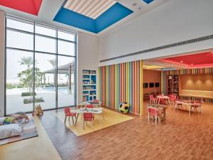 麦纳麦Jumeirah Gulf of Bahrain Resort and Spa的一间设有桌椅的教室