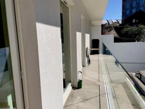 马托西纽什Alva Luxury Flat的建筑中一个空阳台,有窗户