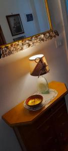 拉帕洛Sweet Lucy的一张桌子,上面有台灯和一盘食物