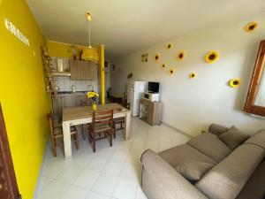 圣维托罗卡波Appartamento Girasole的客厅配有沙发和桌子