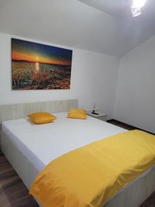 BerislăveştiColt de Rai的一间卧室配有一张带黄色床单的大床