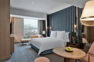 孟买孟买四季酒店的酒店客房设有一张床和一个大窗户
