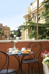 罗马AlbaDomus Affittacamere的阳台上的餐桌上放着一盘食物