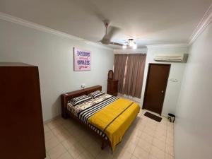 伯豪MY HOMESTAY BAHAU的一间卧室配有一张黄色毯子床
