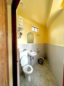 西隆HEEMSTEDE的一间带卫生间和水槽的浴室