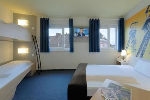 哈姆哈姆住宿加早餐酒店的酒店客房设有两张床、梯子和窗户。