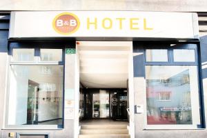 格拉茨B&B Hotel Graz-Hbf的大门打开的酒店入口