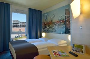 基尔B&B Hotel Kiel-Wissenschaftspark的酒店客房设有床和窗户。