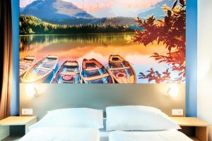肯普滕B&B Hotel Kempten的一间卧室,上面画着水中的船