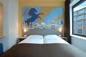 汉诺威B&B Hotel Hannover-City的一间卧室配有一张壁画床