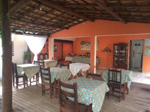 帕拉蒂POUSADA PILLAR的一个带桌椅的庭院和一间餐厅