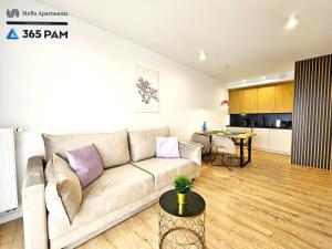 科沃布热格Resort Westin House - 365PAM的客厅配有沙发和桌子