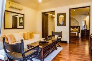 查汶Pawanthorn Samui - SHA Plus的客厅配有沙发和桌子