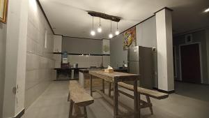 乌布Gending Sari House的厨房配有木桌和冰箱。