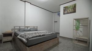 乌布Gending Sari House的一间白色客房内的床铺卧室